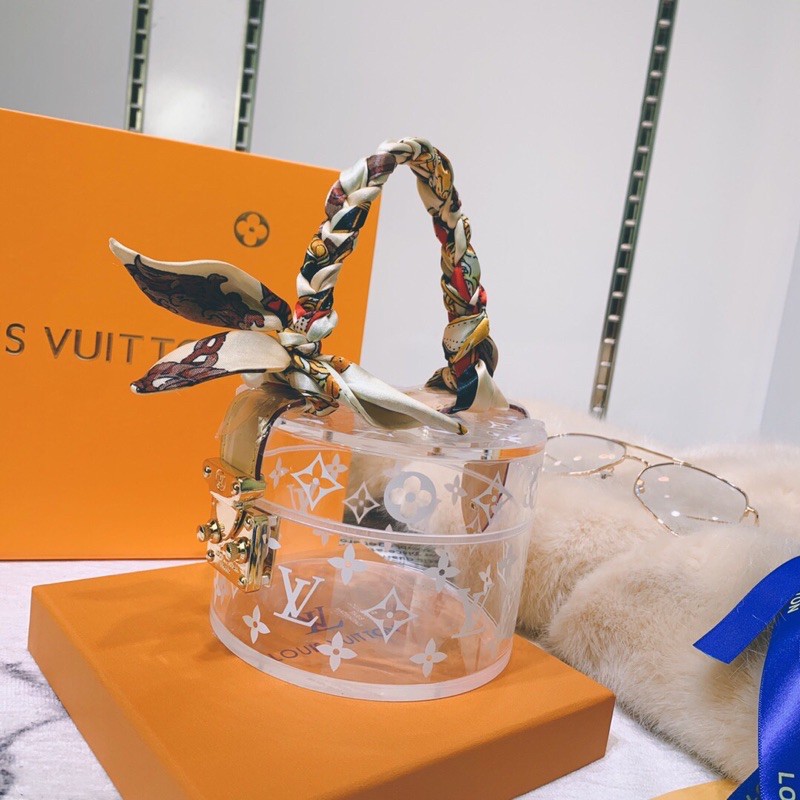 Túi xách cao cấp Louis Vuitton = LV thiết kế in trong suốt màu trắng tinh khiết, mang vẻ mới lạ và độc đáo.