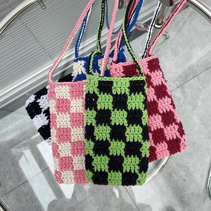 TÚI ĐỰNG ĐIỆN THOẠI LEN MÓC HANDMADE ĐEO CHÉO HOẠ TIẾT BÀN CỜ CHECKERED CUTE