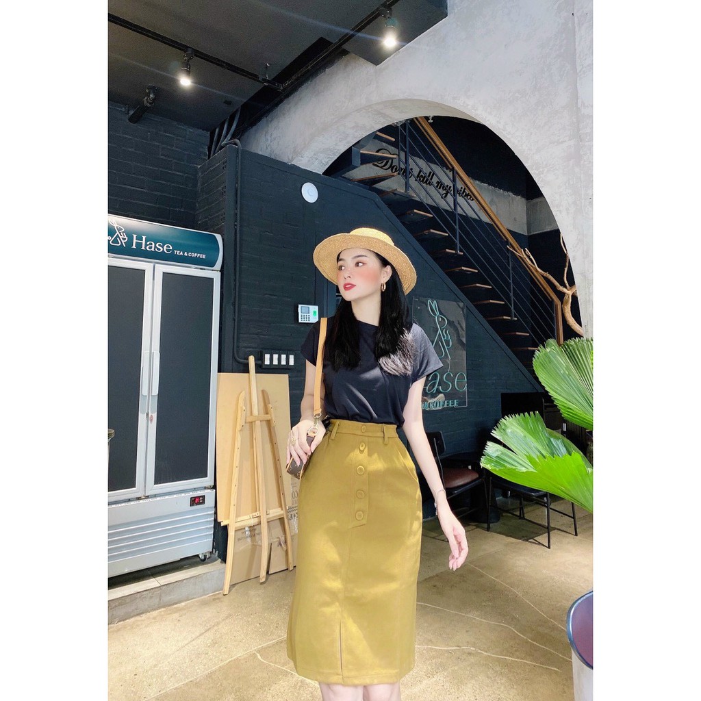 Set áo thun + váy dạ. Có 1 màu. KÈm hình chụp thật 100%. Size dưới 55kg vừa. Đơn giản mà đẹp nha mấy chế