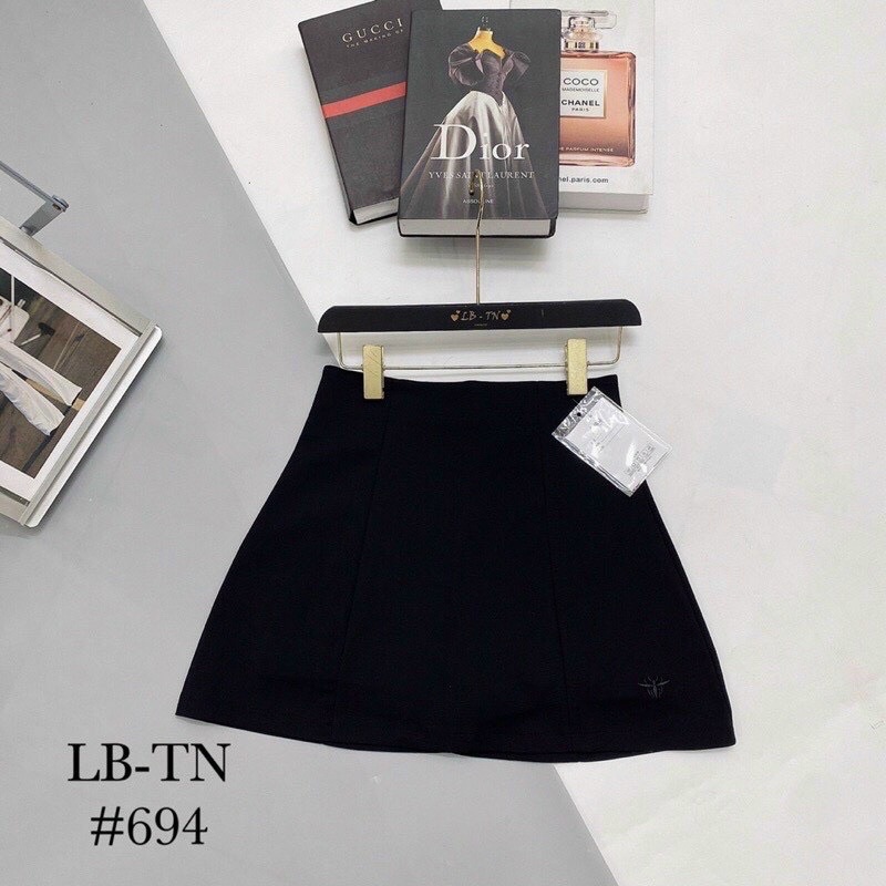 Chân váy thêu ong chữ A có lót trong khóa sau tôn dáng Ladya Store M160