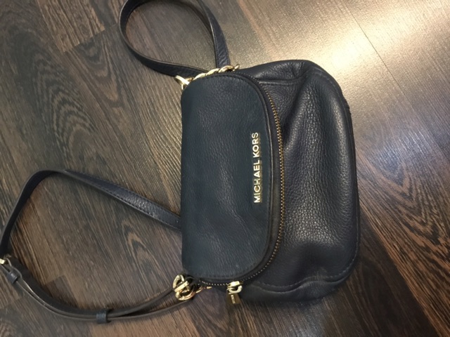 Túi đeo chéo hiệu MK