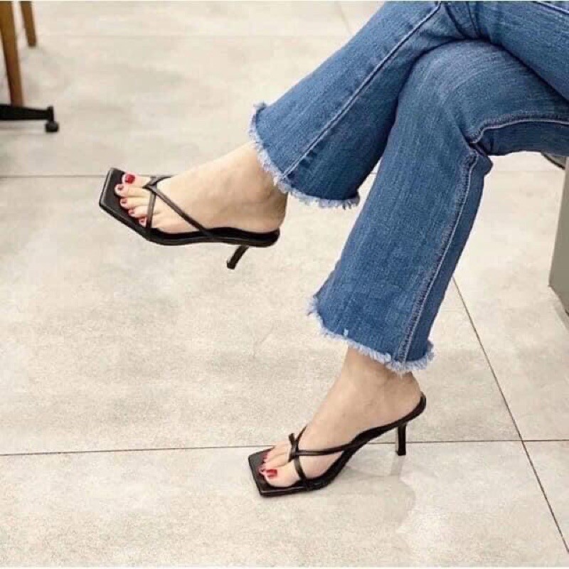 Guốc xỏ ngón quai mảnh