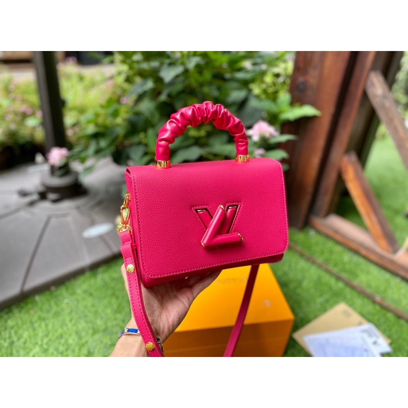 Túi đeo chéo twist handle lv