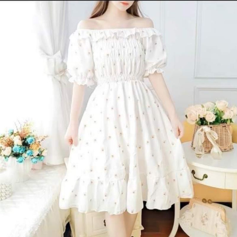 Đầm hoa cúc trắng bẹt vai viền bèo
