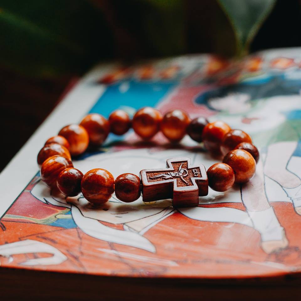 Chuỗi Mân Côi Tràng Hạt Đeo Tay Gỗ Huyết Long Đẹp Đủ Size Nam & Nữ, Đeo Đôi