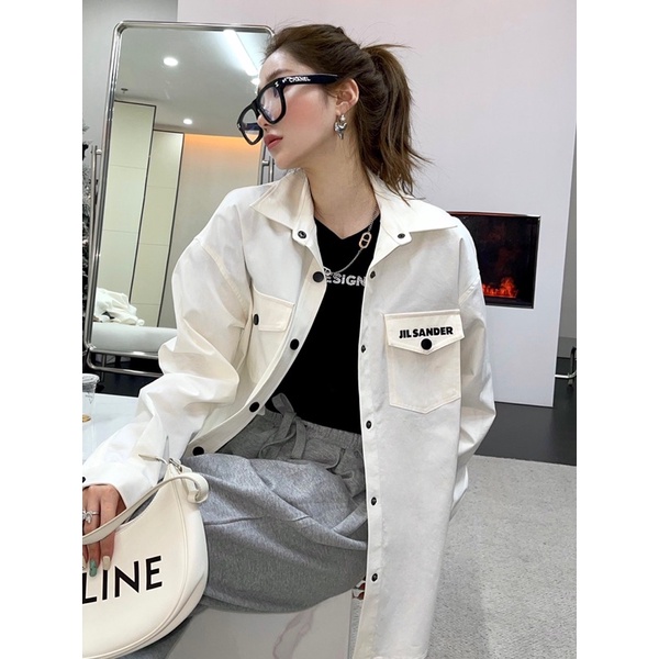 Áo sơ mi nữ dáng rộng thương hiệu Jil Sander sau lưng in logo