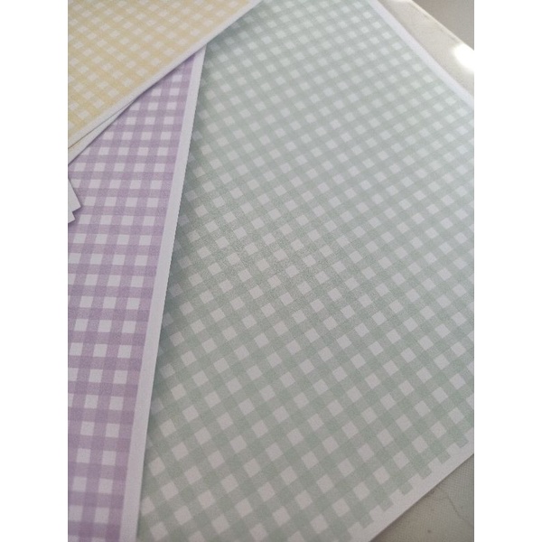 Giấy in hoạ tiết caro, dùng bao vở, gói quà.  ib shop nếu muốn thiết kế theo yêu cầu!