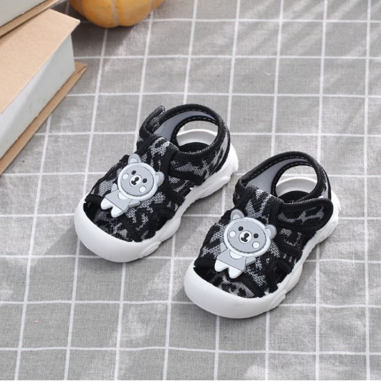 Giày sandal quai dán mũi bảo vệ chân cho bé trai bé gái hình chú gấu cute QC