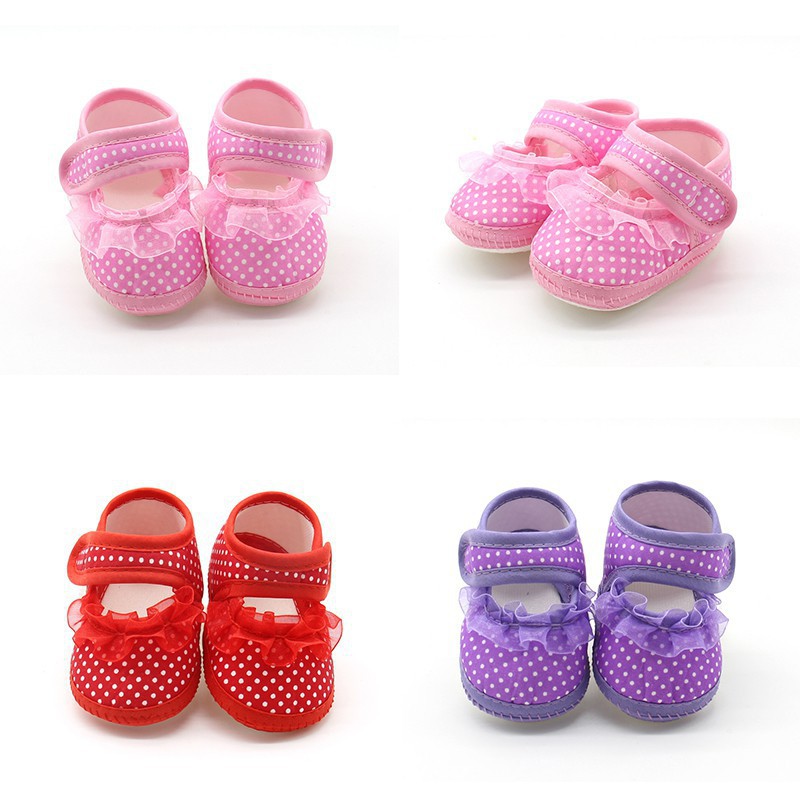 Giày tập đi cotton mềm mại, họa tiết chấm bi viền ren cho bé gái