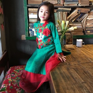 Áo dài xanh kèm váy lụa voan kính đỏ
