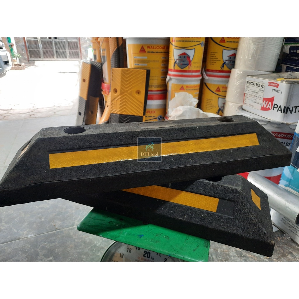 Chặn lùi sau xe 550x155x90mm. Chặn bánh xe kích thước dài 550mm x rộng 155mm x cao 90mm + Phụ kiện lắp đặt