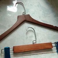 com bo kẹp gỗ , móc áo nâu.