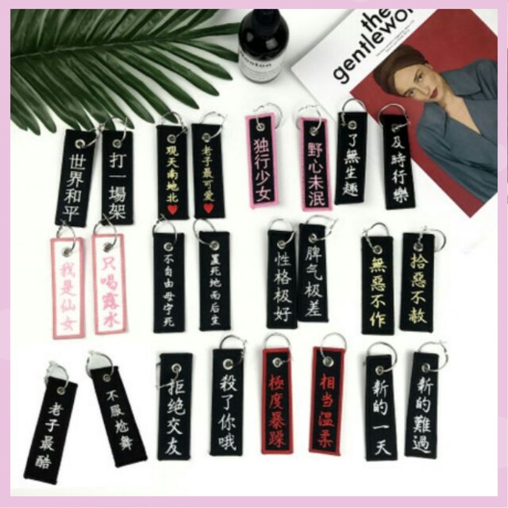 Khuyên tai chữ cá tính