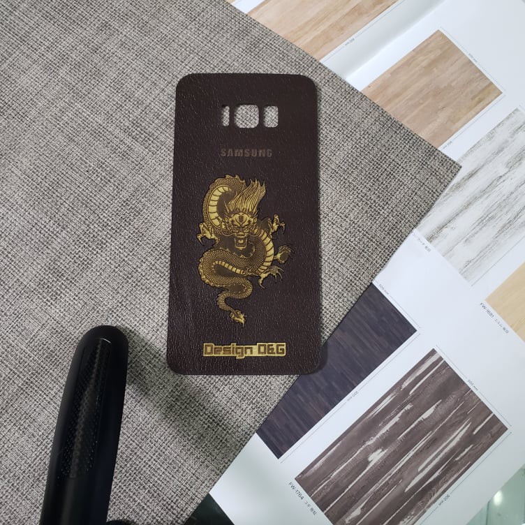 Miếng dán Skin lưng da bò cho Samsung Galaxy S8+ mẫu d09 ghép rồng gold và chữ design DG (Thanh lý)