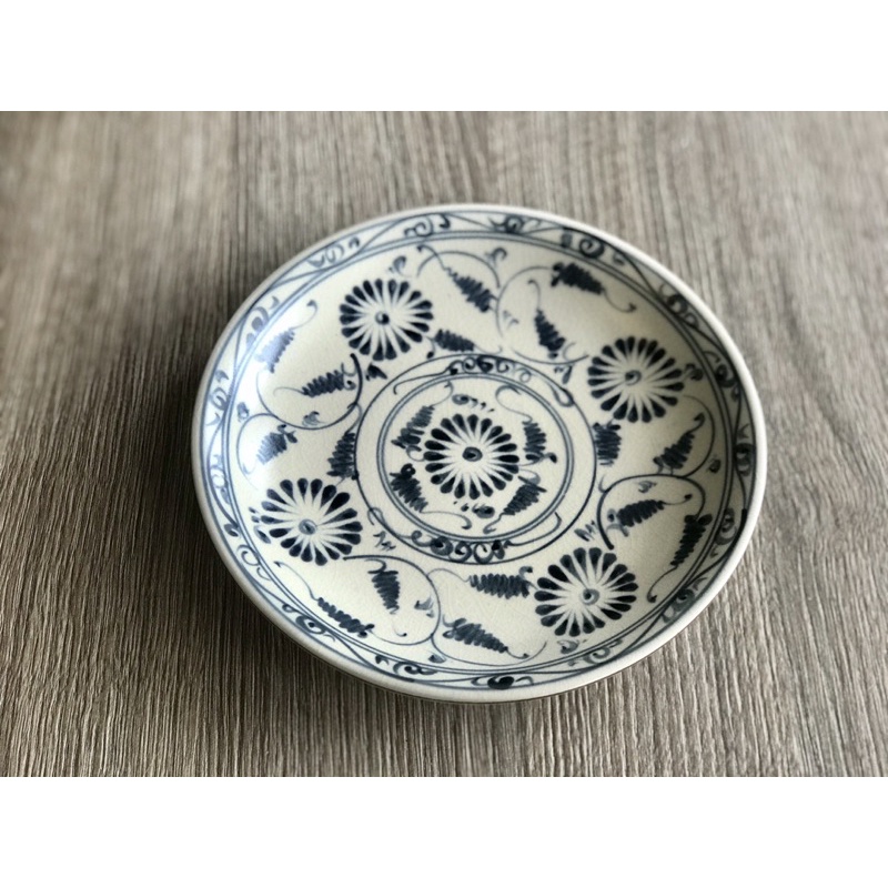 Đĩa tròn men rạn cổ Bát Tràng hoạ tiết vẽ tay hoa cúc dây chàm