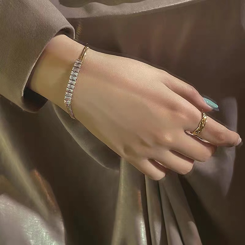 Vòng Tay Thép Titan Đính Đá Zircon Tinh Tế Thời Trang