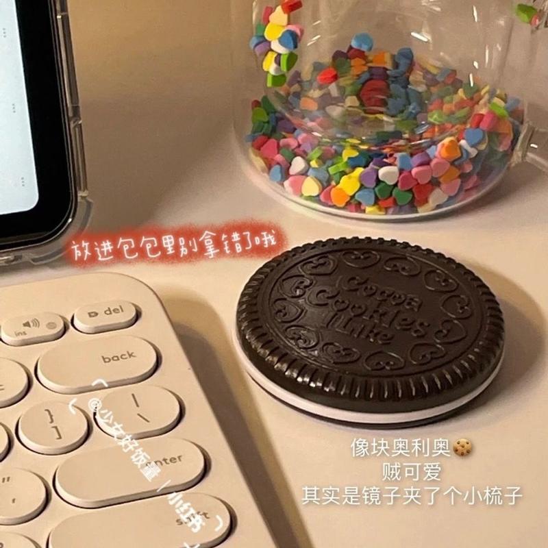 Gương Trang Điểm Mini Bỏ Túi Hình Bánh Quy Có Lược