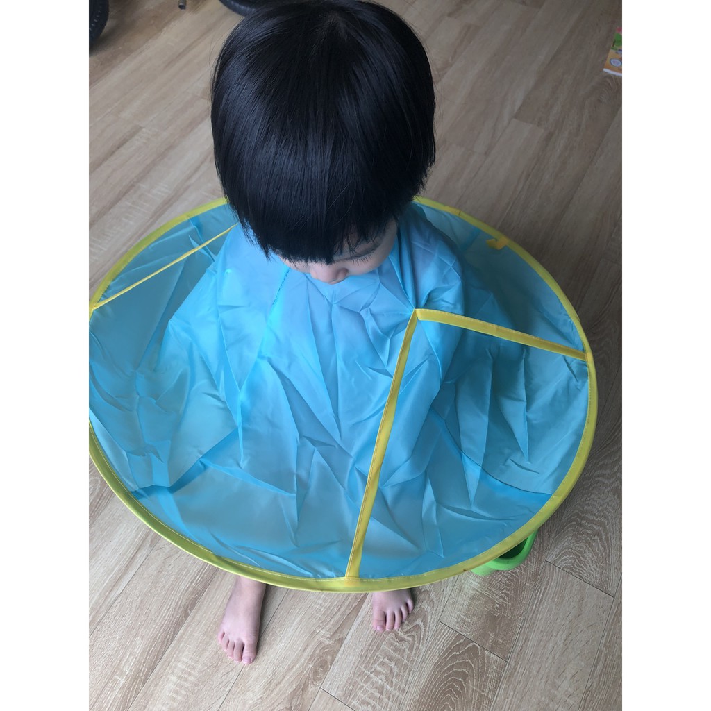 Áo choàng cắt tóc cho bé có thể gấp gọn giúp không dính tóc lên người