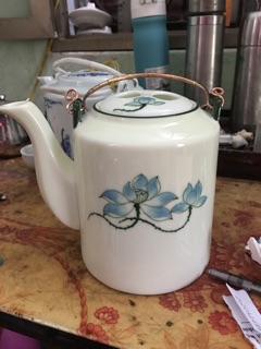 Ấm tích vẽ hoa sen