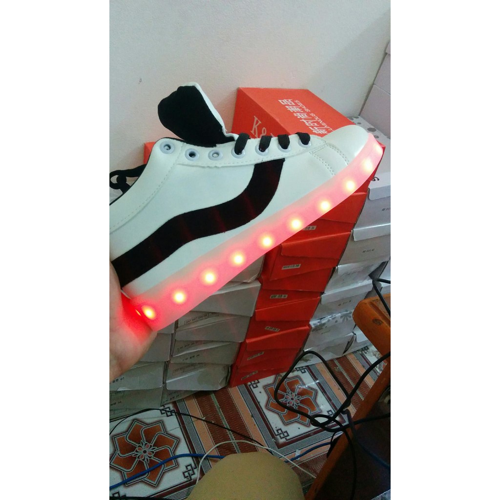 Giày phát sáng cao cổ vạch cong màu đen phát sáng 7 màu 11 chế độ đèn led cực đẹp | BigBuy360 - bigbuy360.vn