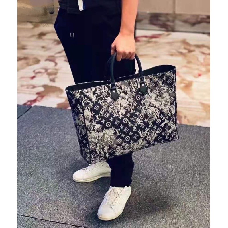 Túi xách phù hợp cho cả nam và nữ Louis Vuitton LV on the go cao cấp