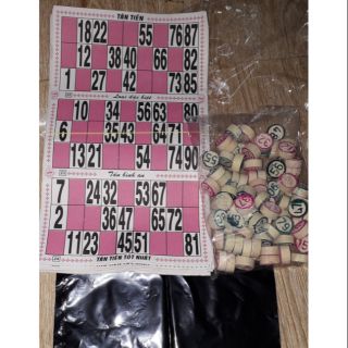 Têt_Tết_Trò chơi dân gian_Một bộ lô tô có 90 số bằng gỗ và 16 tờ giấy để chơi