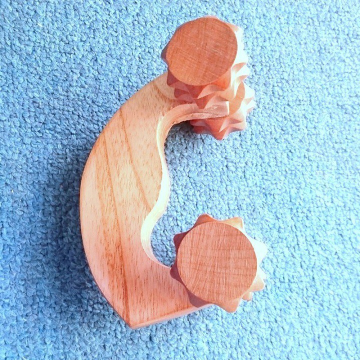 Bàn lăn gỗ massage tay gai