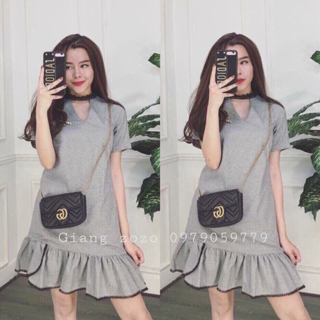 Váy đuôi cá, cổ ren, đính ong