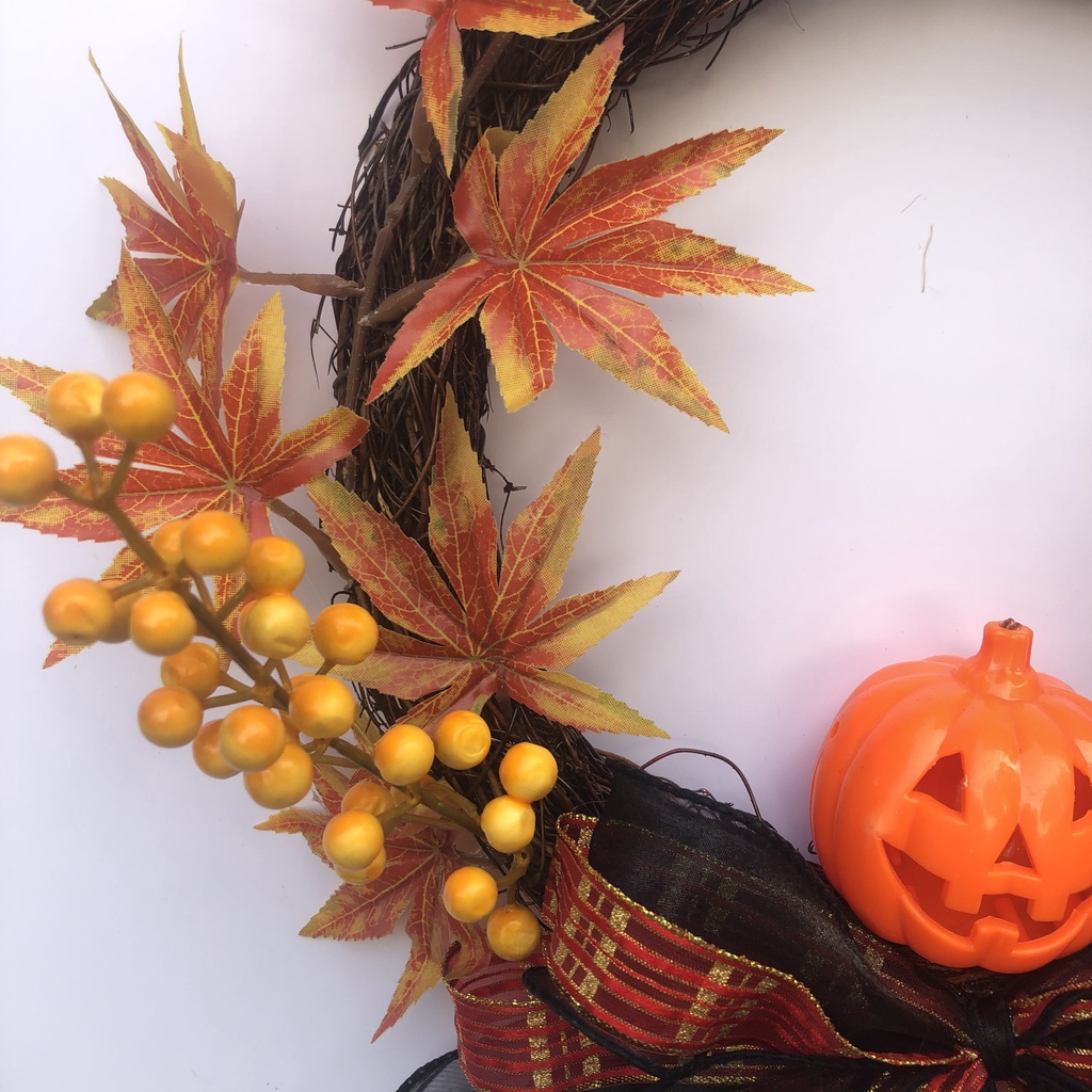 Vòng nguyệt quế treo cửa trang trí Halloween đường kính 27cm mẫu MN03