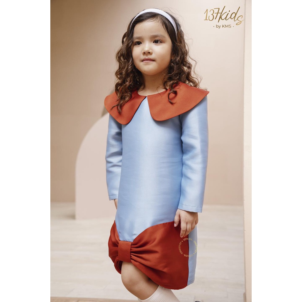 Váy lụa xòe dài tay cho bé gái Vivian 137KIDS thiết kế nơ đỏ xinh xắn