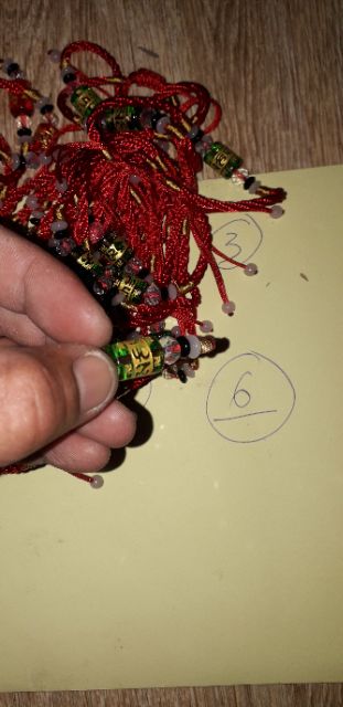 Vòng tay may mắn màu đỏ kèm viên đá pha lê hình trụ nhiều màu sắc