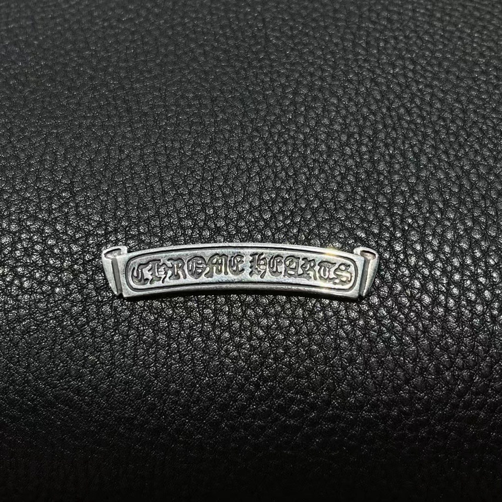 Túi sách Chrome Hearts, được làm bằng da thật 100% các khuy cài được làm bằng bạc 925.