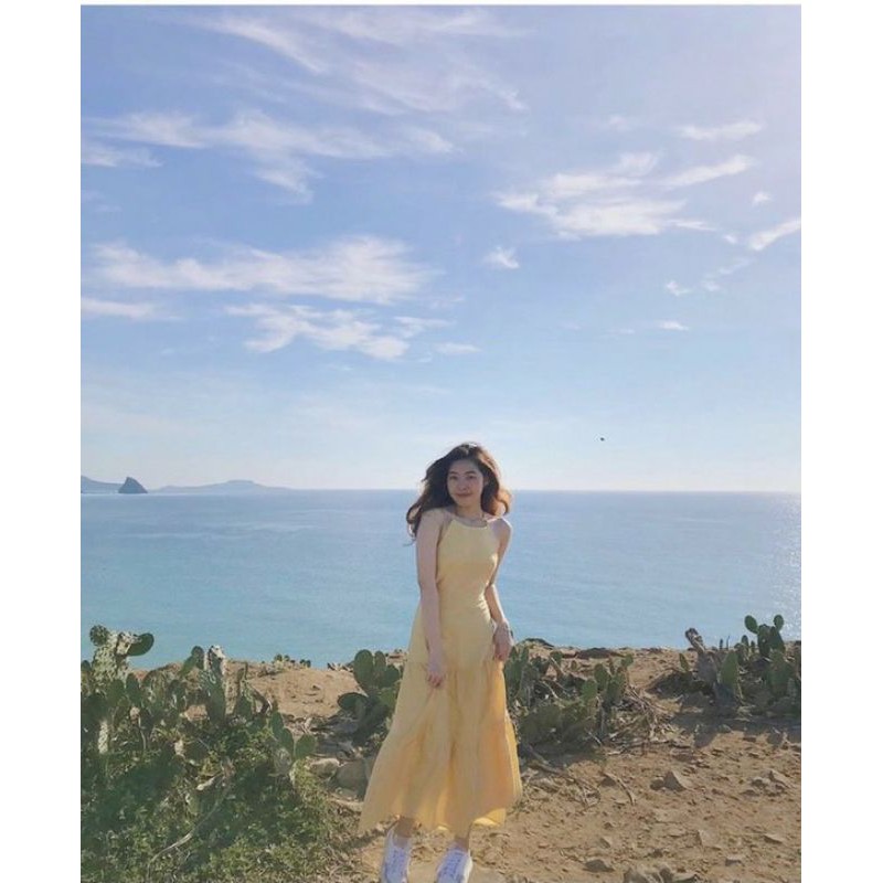 Maxi vàng cổ yếm hở lưng tầng | BigBuy360 - bigbuy360.vn