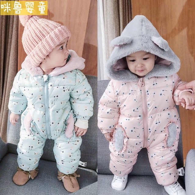 Body phao mũ lông cho bé siêu dày ấm. Trong mùa đông giá rét này chỉ cần mặc body lông này.Không cần nhồi nhét quá nhiều