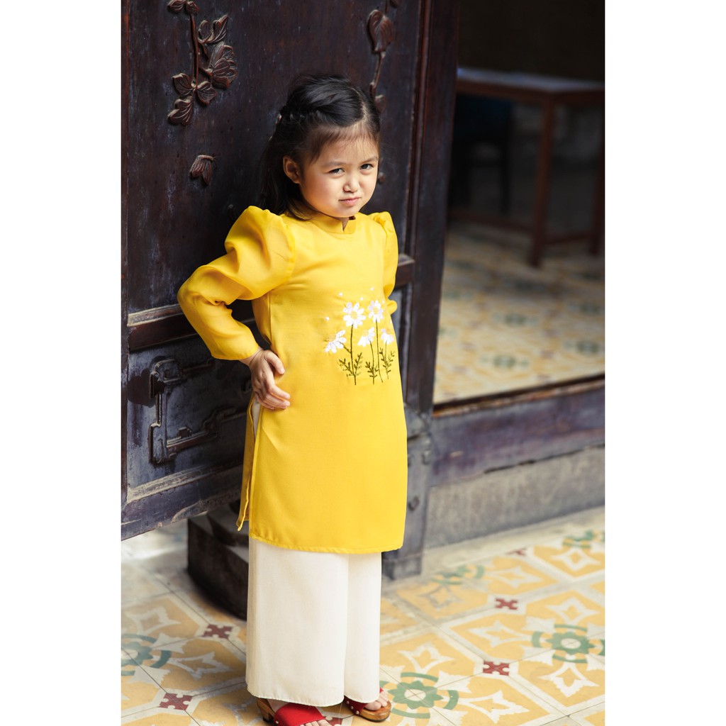 Bộ set áo dài cho bé gái BYZU kiểu áo dài cách tân phối tay bồng thêu hoa cúc, chất liệu lụa cao cấp