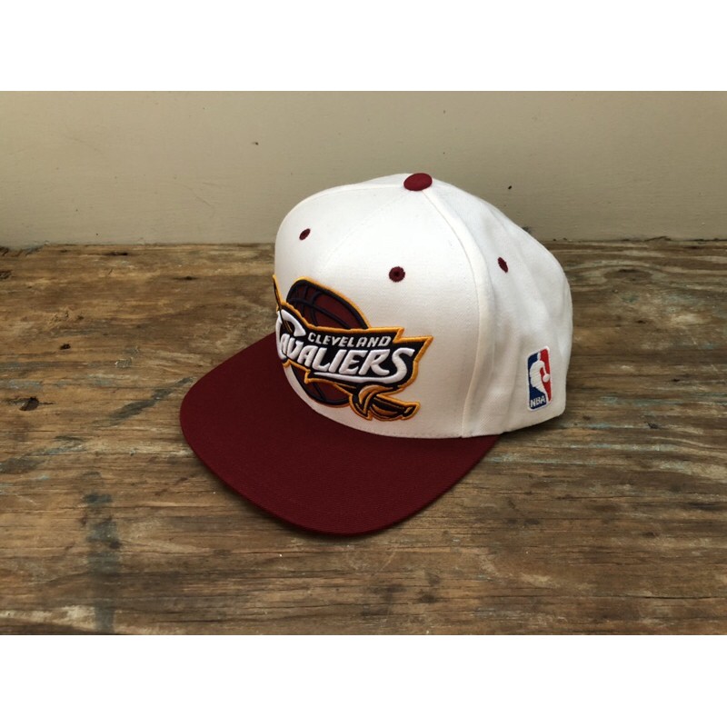 Nón snapback trắng