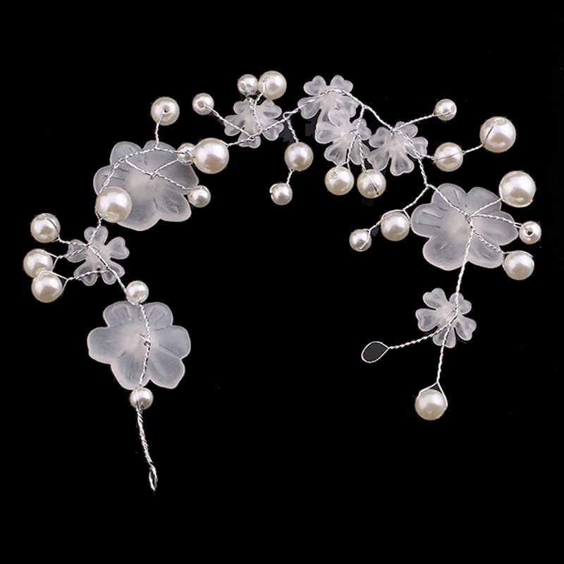 Cài tóc đính hạt ngọc trai cho cô dâu