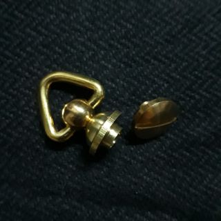 1 chiếc vít bắt ốc khoen tam giác