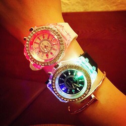 [QUÁ ĐẸP] ĐỒNG HỒ NAM NỮ DÂY SILICON GENEVA PHÁT SÁNG 7 MÀU SIÊU ĐẸP | BigBuy360 - bigbuy360.vn