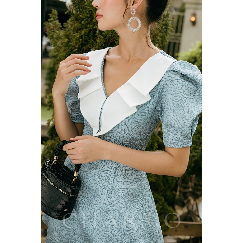 Đầm thiết kế CHARMO cổ V phối trắng tay phồng form chữ A vải tafta bông Donna Dress