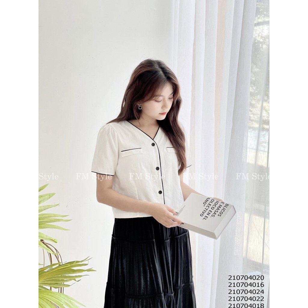 Áo sơ mi kiểu nữ Fm Style thiết kế tay Ngắn dáng Croptop, cổ tim chất liệu Cotton cao cấp - chuẩn form 210704017 - Hàng