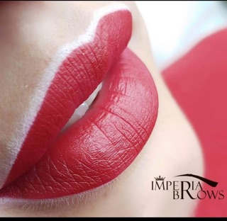 CHÌ MAKEUP MÀU TRẮNG VÀ ĐỎ VẼ MÔI