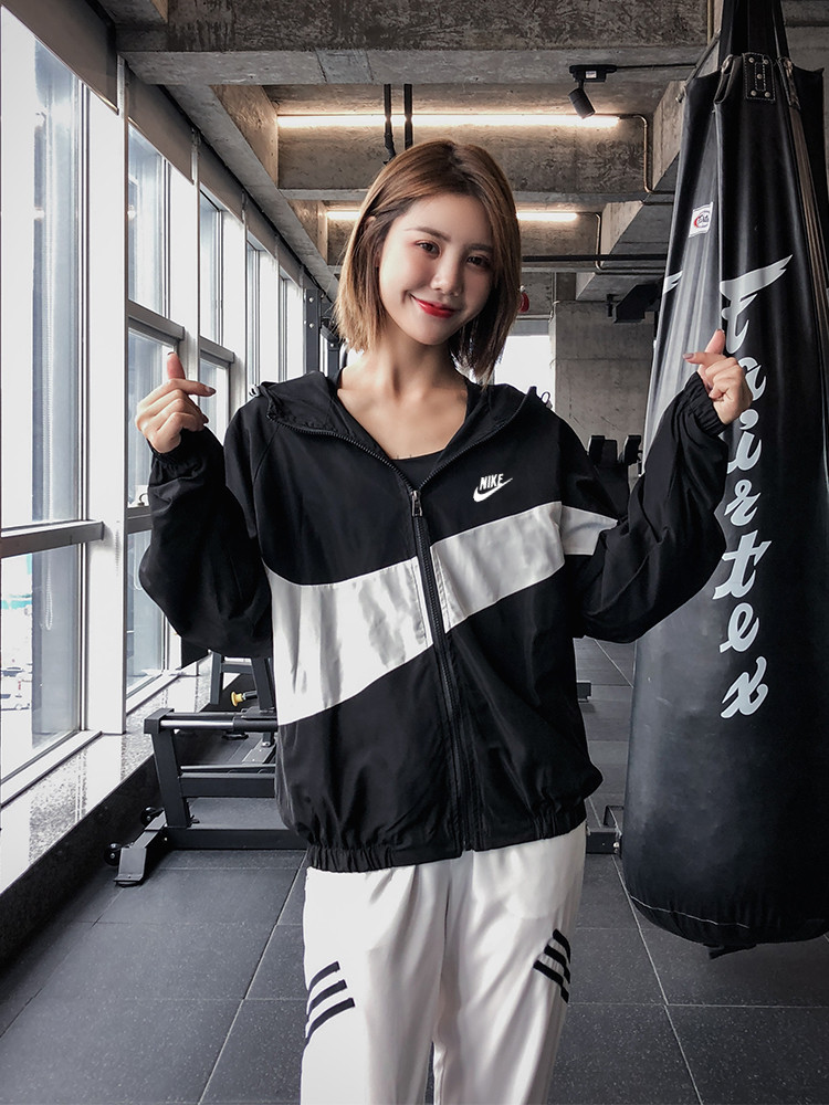 Áo khoác thể thao Nika với thiết kế tương phản đen trắng dành cho nam và nữ | BigBuy360 - bigbuy360.vn