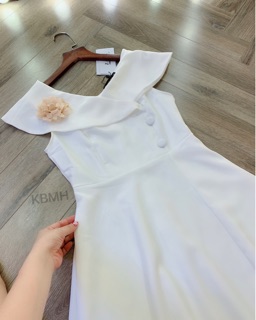 Váy trắng cài hoa