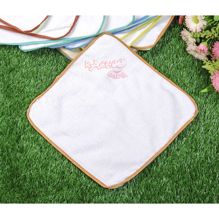 Tấm lót chống thấm cho trẻ sơ sinh KACHOOBABY được làm từ sợi cotton 100% và lớp lót nilong hạn chế thấm xuống niệm