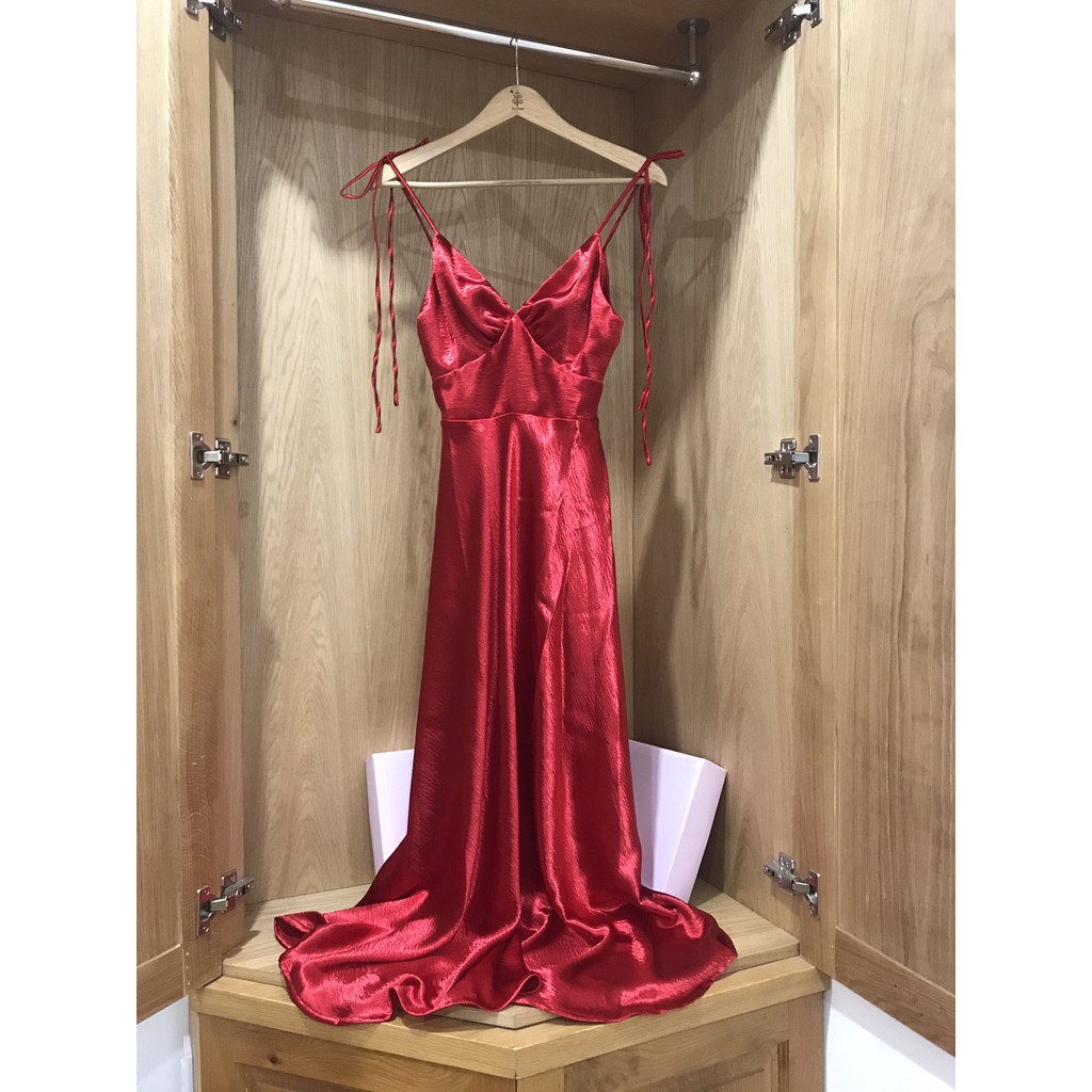 Váy 2 dây EMWEAR lụa satin Màu đỏ tươi