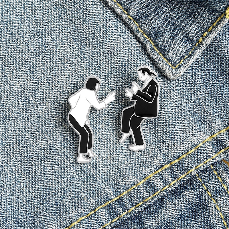 Ghim cài áo hình nhân vật màu trắng đen phong cách thời trang