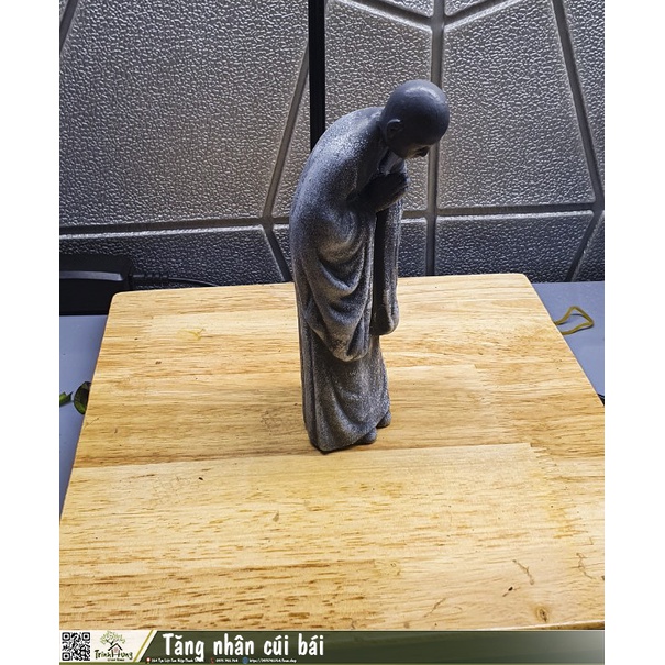 Tượng tăng nhân bái phật