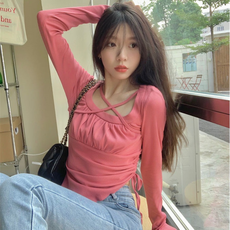 Xu Hướng Thời Trang Mùa Thu: Áo Dài Tay Cổ Vuông Và Xẻ Tà