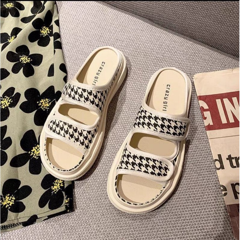Dép sục hở mũi quai ngang mùa hè đế cao 3 cm màu kẻ caro màu đen trẻ trung năng động